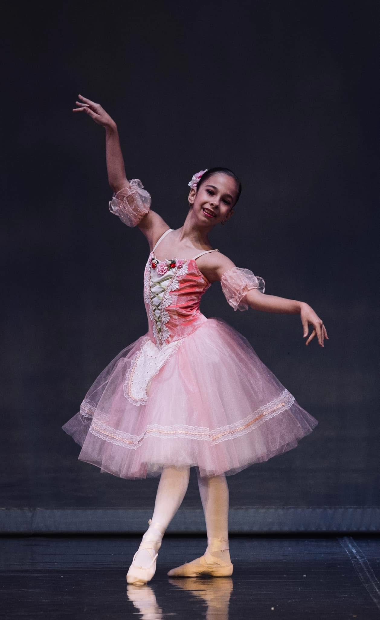 Povestea Antoniei Ursu, micuța balerină de 11 ani, calificată în finala Youth America Grand Prix din Texas. „În momentul în care încep să dansez, orice durere, orice gând sau emoție dispar, iar eu rămân doar cu muzica”