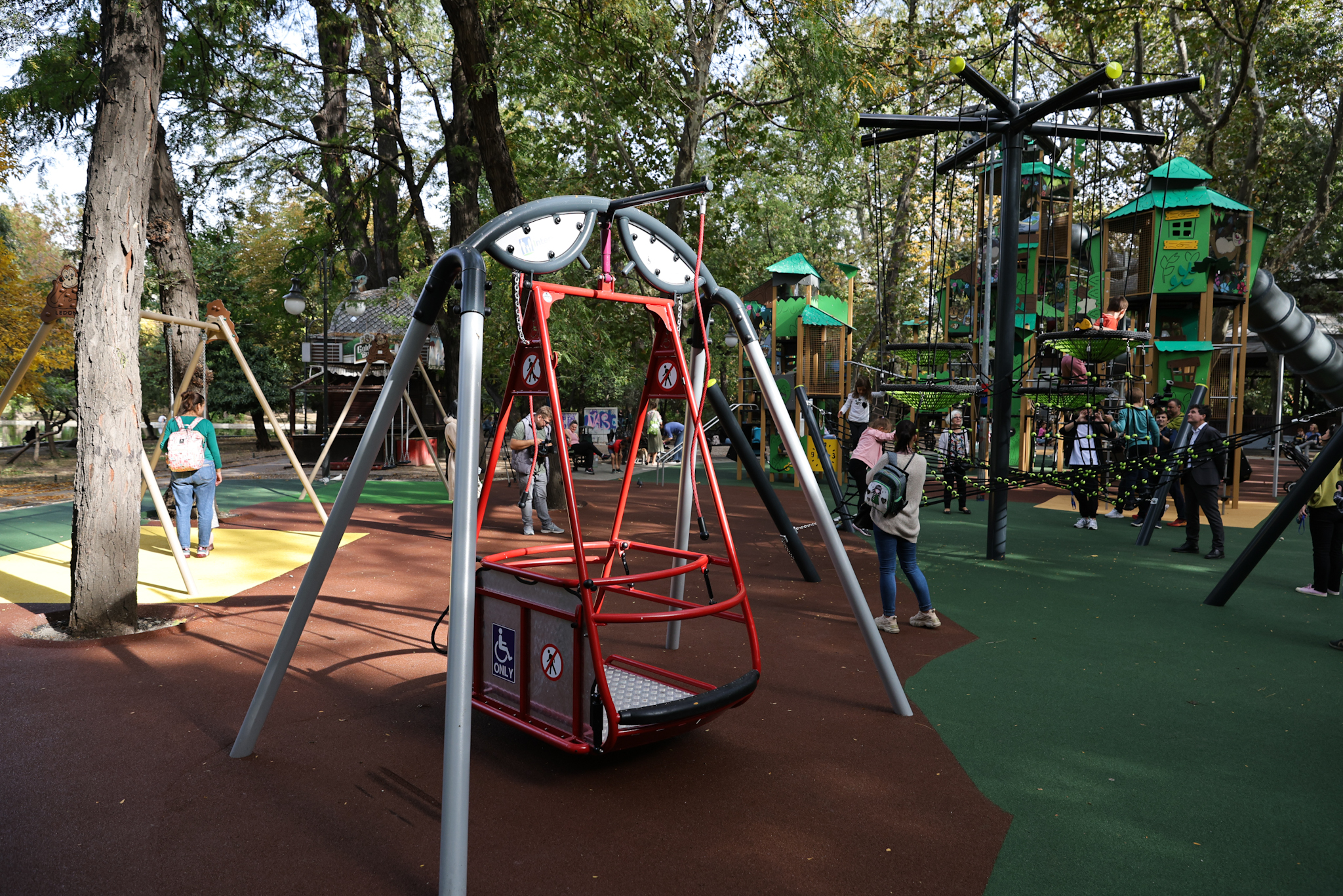 FOTO. Locurile de joacă pentru copii din Parcul Cișmigiu au fost modernizate. Noutatea: zonă specială pentru persoanele cu dizabilități