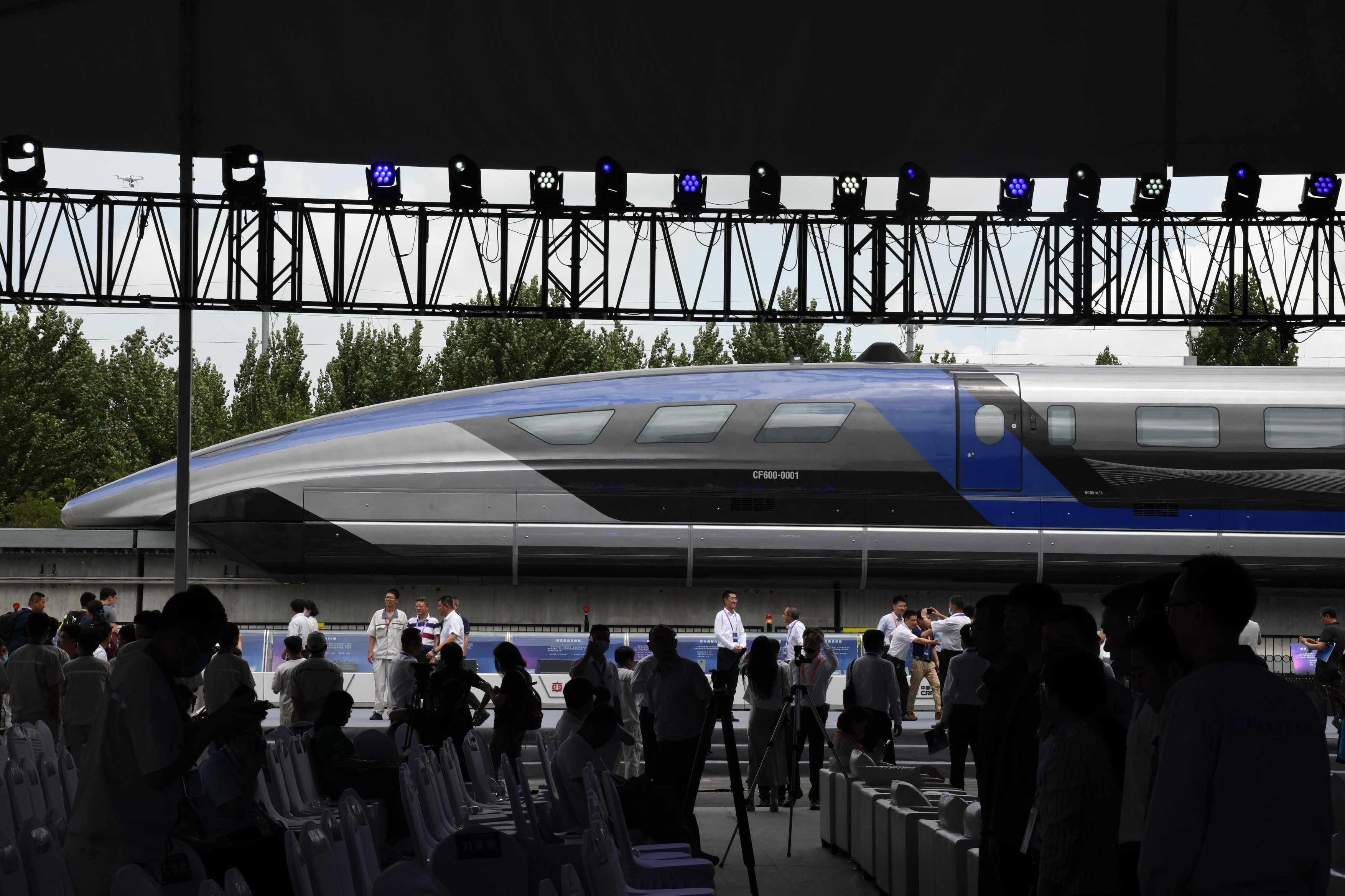 Cum arată trenul care „levitează” deasupra căii ferate, prezentat de China. Vehiculul atinge 600 km/h