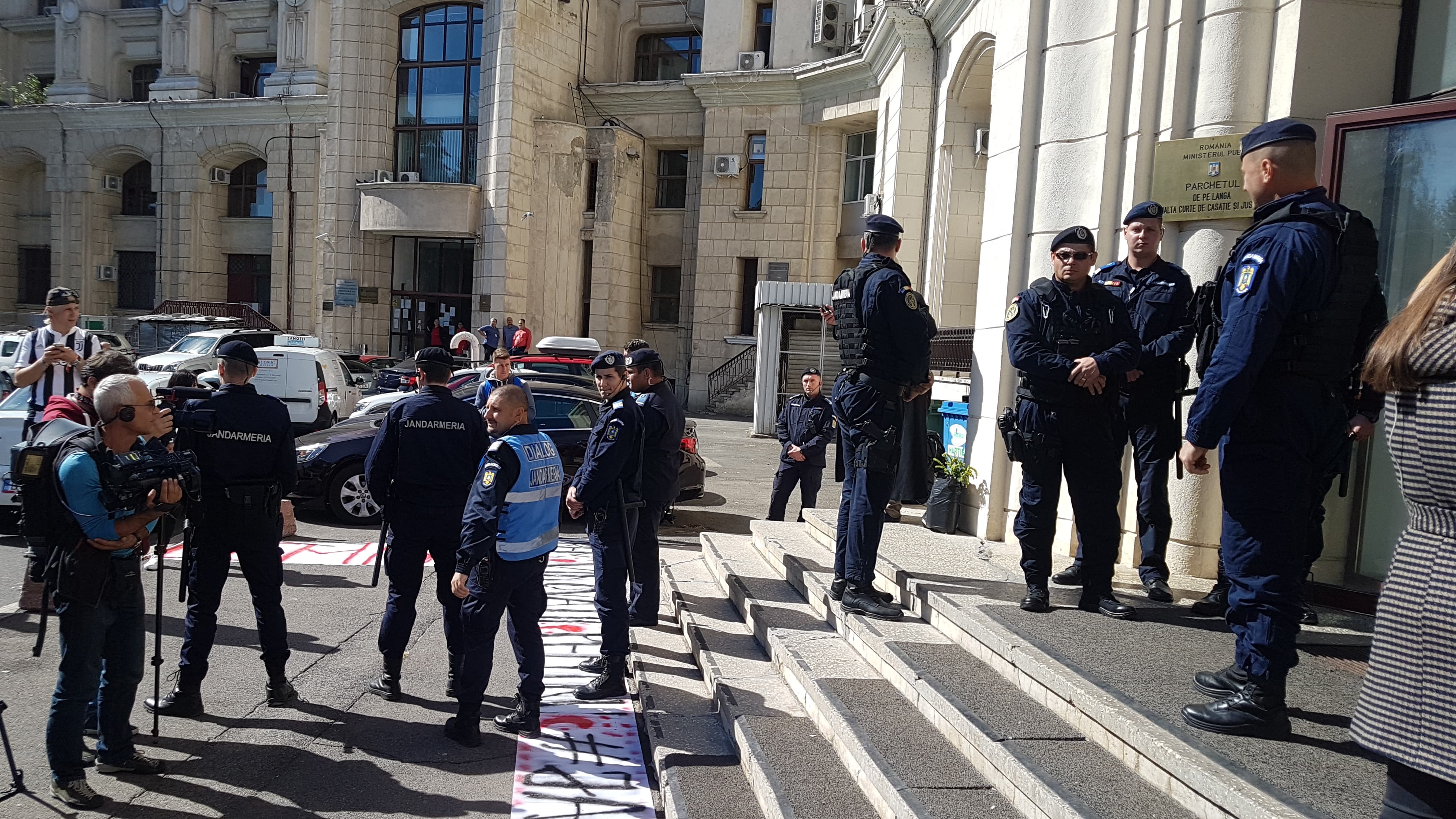 Fostul șef al Jandarmeriei, colonelul Sebastian Cucoș, huiduit la Parchetul General. Jandarmii au făcut scut în jurul lui