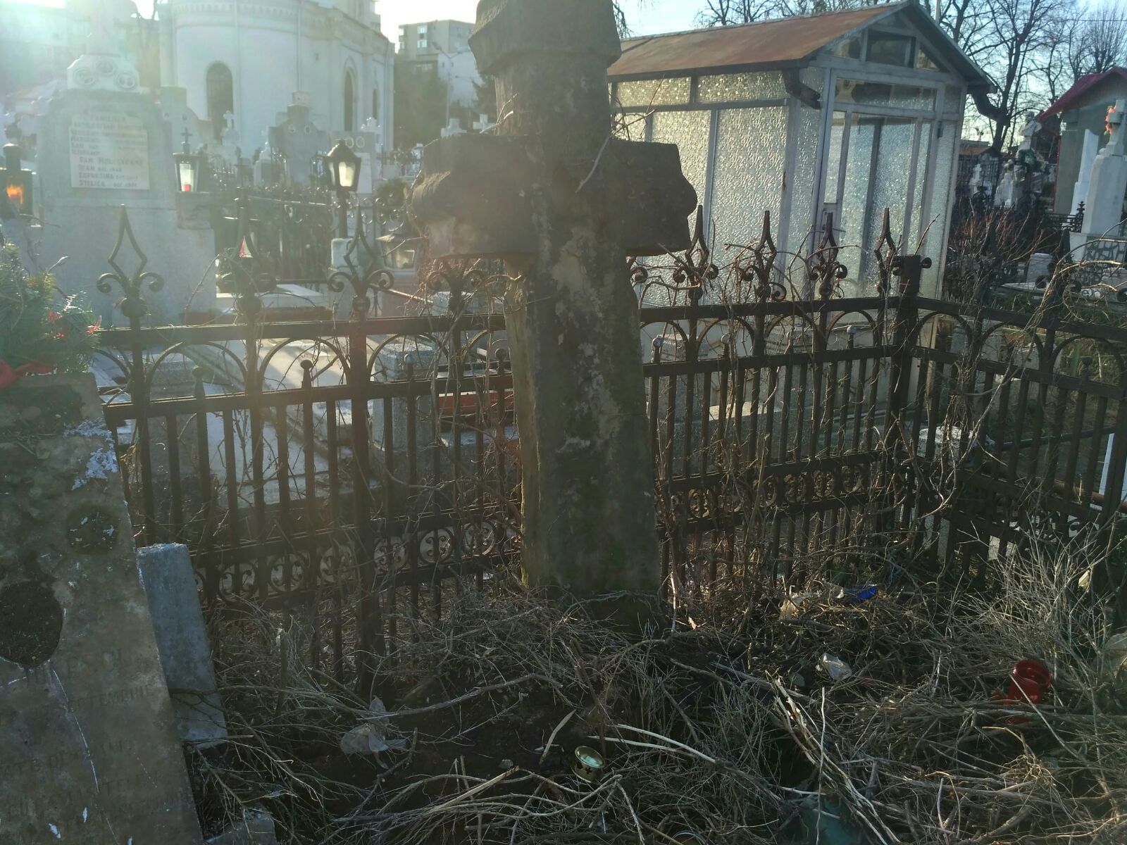 REPORTAJ / Morminte la preț de garsonieră, în Ploiești. Cum arată un loc de veci de 5.000 de euro/ VIDEO&FOTO