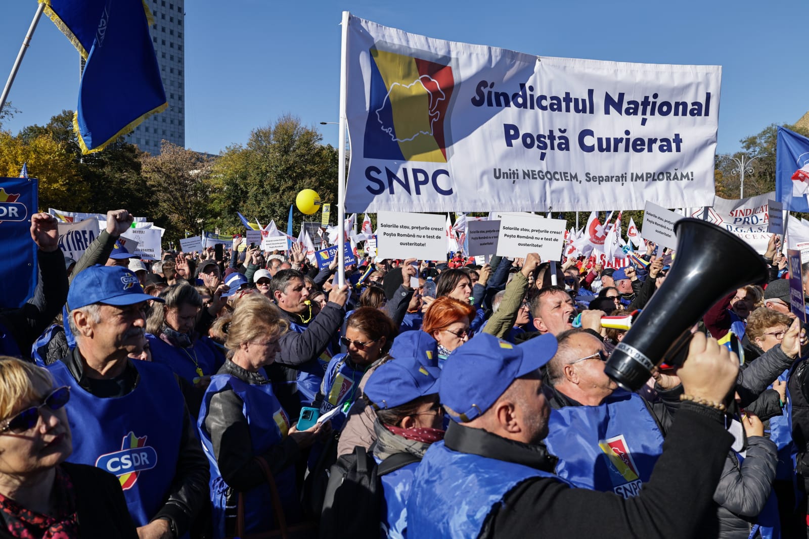 Mii de oameni au protestat în Piața Victoriei  pentru creşterea salariului minim şi a pensiilor. Sloganurile politice, interzise
