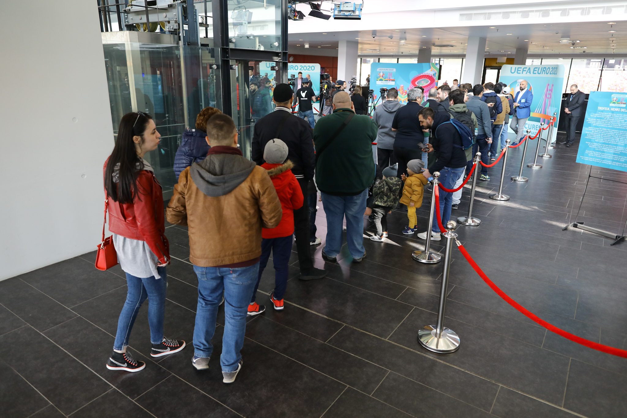 Trofeul CE 2020, la București. Cupa ”Henri Delaunay” a fost la Arena Națională. Sâmbătă, la Mega Mall | GALERIE FOTO&VIDEO
