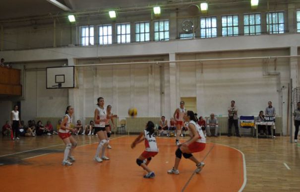 JUNIOR/ Voleiul, un sport care dezvoltă trupul și mintea. Unde te poți înscrie și cât plătești. Exemplul Sânzianei Motroc