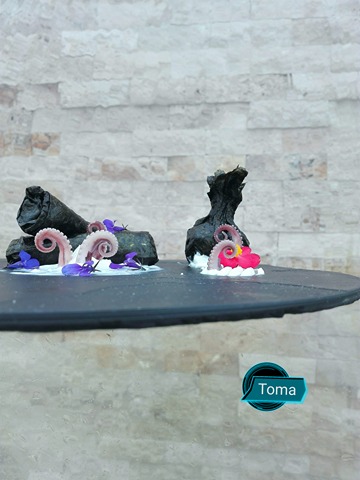 REPORTAJ/ Chef Cosmin Toma, bucătarul cu fantezie în bucătarie. Gătește mâncare ”porno” și desert în intestin de porc