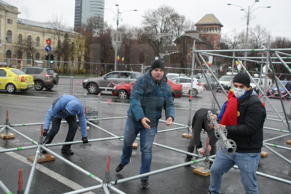 UPDATE. Protest și incidente în Piața Victoriei. Anchetă MAI după împiedicarea organizării târgului de Crăciun/ FOTO