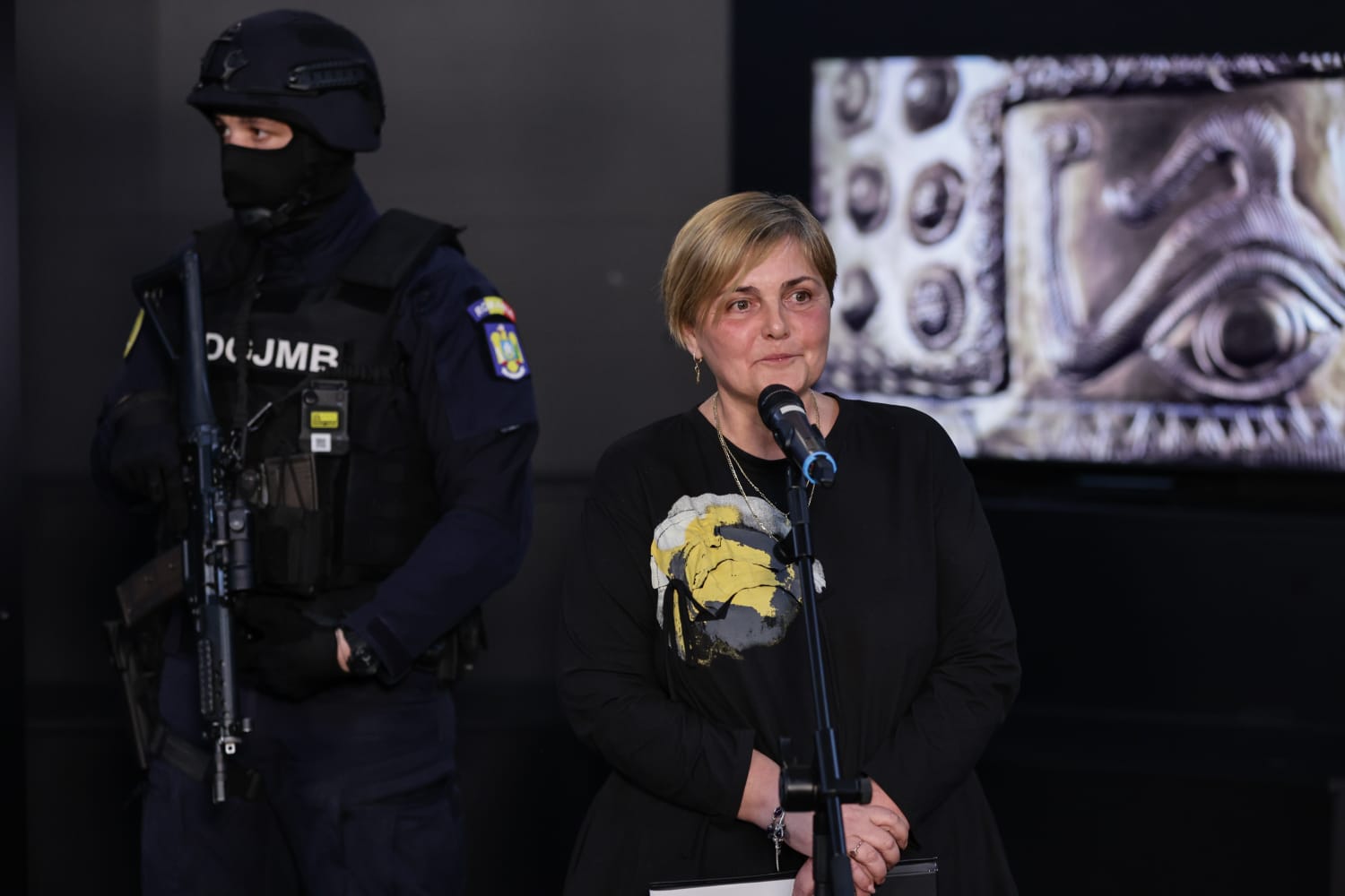 Coiful dacic și brățările de aur au ajuns în țară. Unde au fost duse și când vor putea fi văzute de public