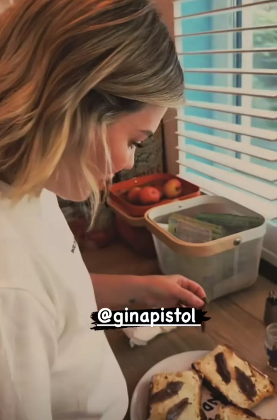 Cum a filmat-o Smiley pe Gina Pistol în bucătărie după ce s-a zvonit că ea va prezenta „MasterChef”: „Te pregătești pentru ceva?”
