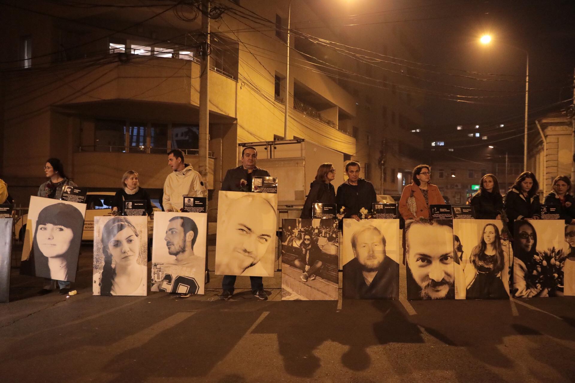 Marș în memoria victimelor de la Colectiv. Fotografiile tinerilor care au murit au fost așezate în fața Parchetului