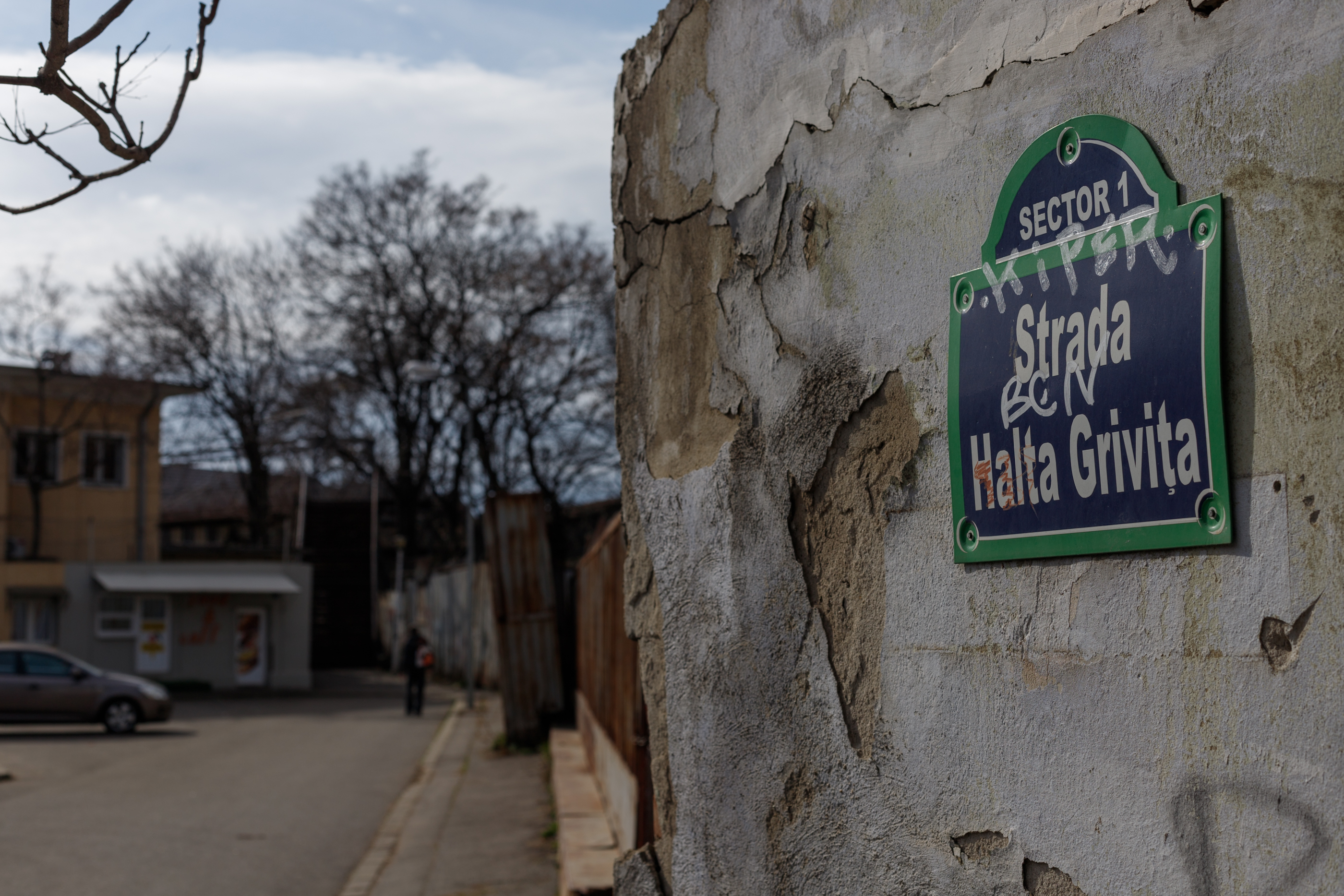 Mâncată de rugină, pasarela ce leagă cartierele Giulești și Grivița este folosită zilnic de mii de persoane: „Ți-e frică să urci pe ea, dar e utilă”