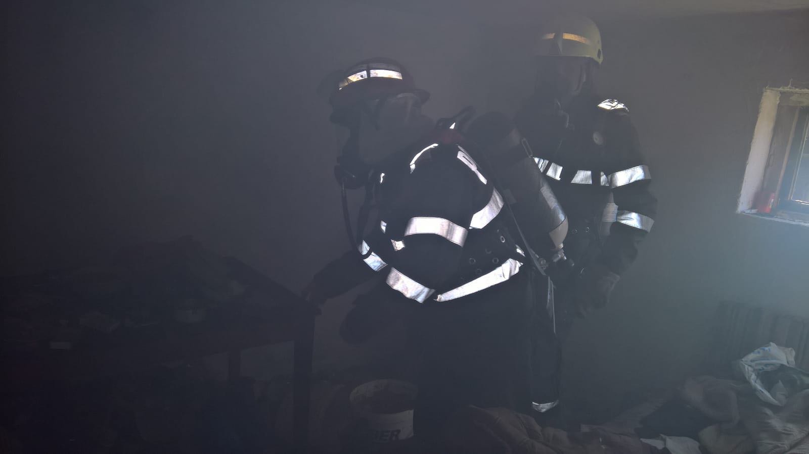 Un bătrân de 70 de ani a murit intr-un incendiu, în Timiș/ GALERIE FOTO