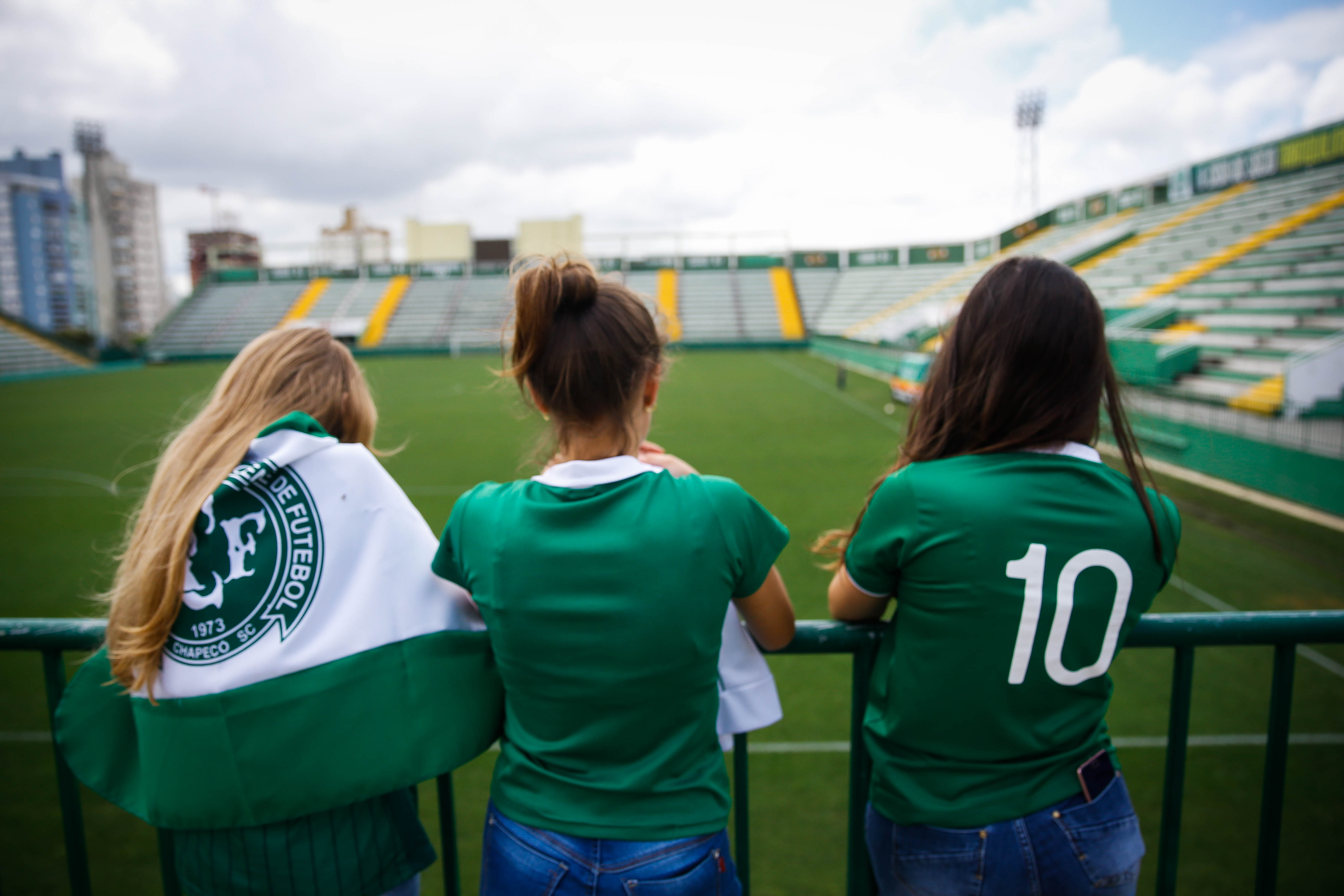 Avion prăbușit în Columbia. Ultimele imagini cu jucătorii de la Chapecoense înregistrate în timpul zborului! Fanii plâng la stadion | GALERIE FOTO&VIDEO