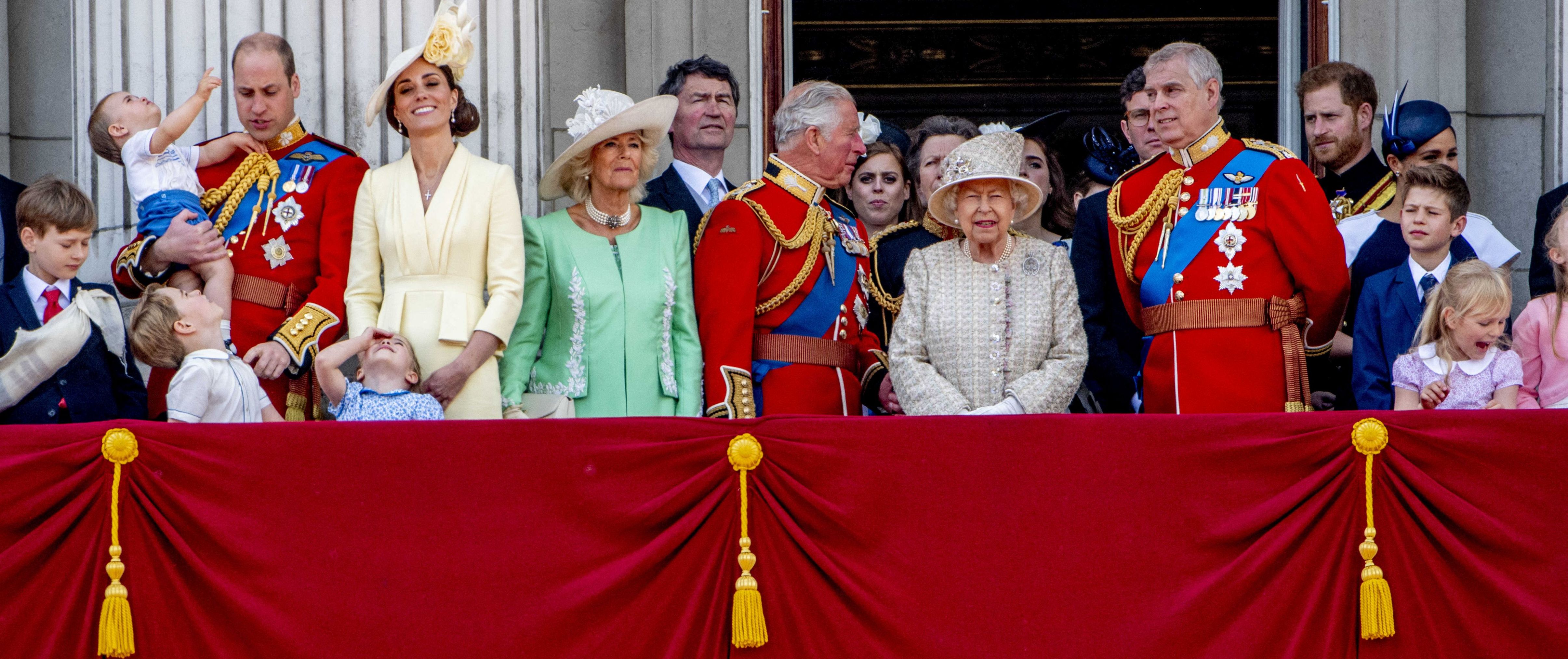 Familia regală britanică a publicat fotografiile pentru felicitările de Crăciun. În ce ipostază au fost surprinși William, Kate și copiii lor. FOTO