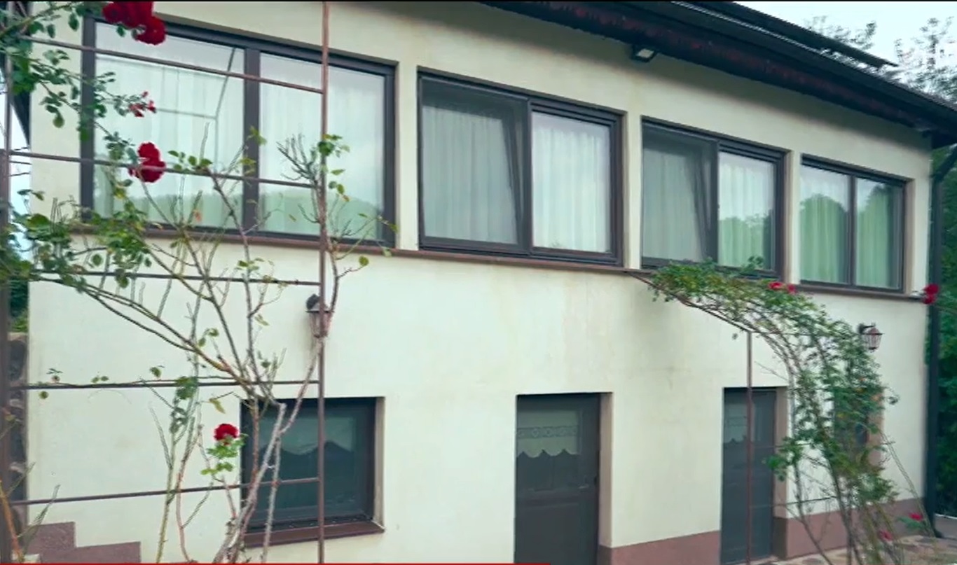 Imagini cu casa în care locuiește Elena Lasconi în Câmpulung Muscel. A descris-o ca fiind căminul visurilor sale