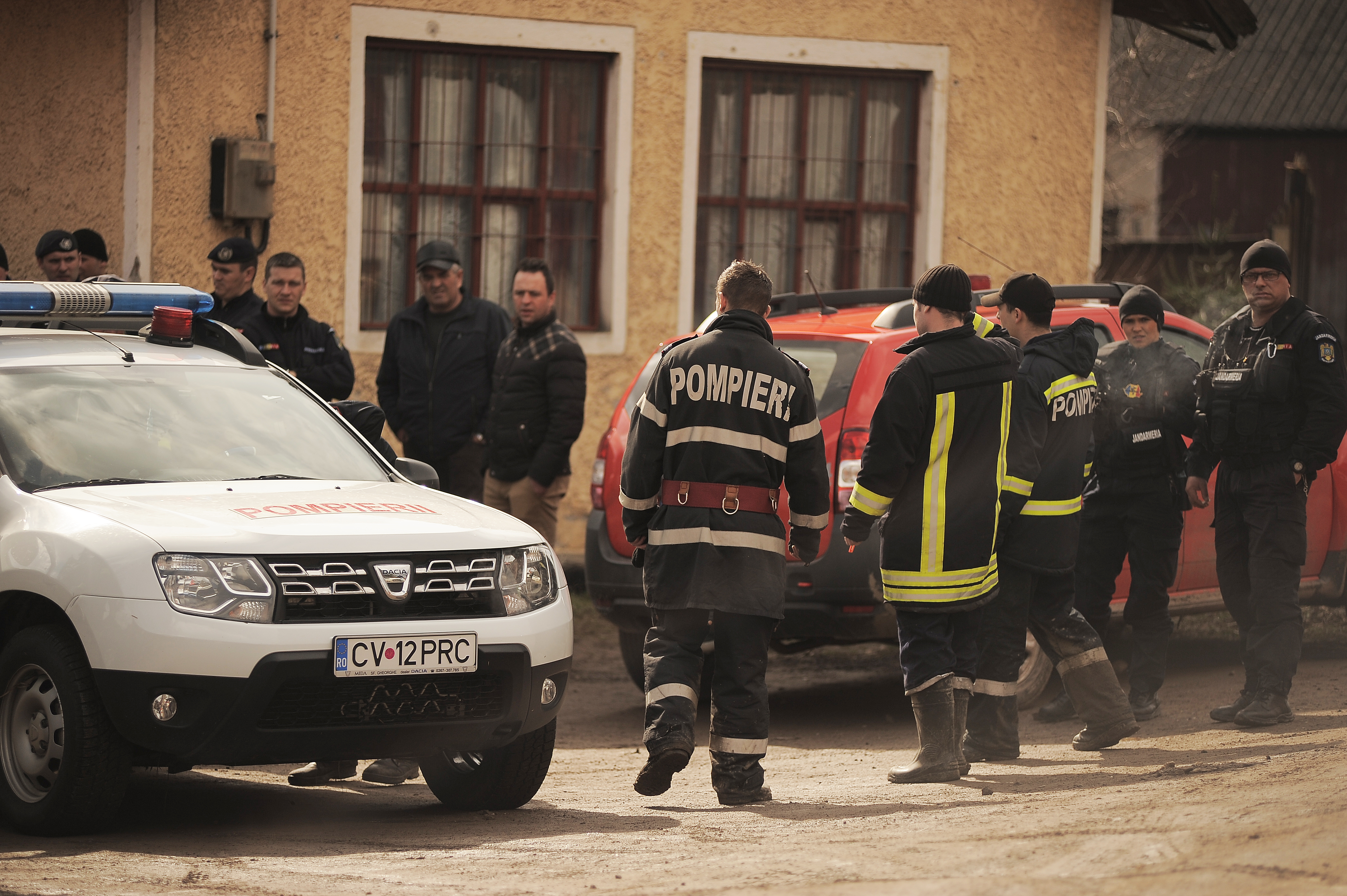 REPORTAJ: Ziua Maghiarilor, cu ghetele-n noroi, la Căpeni: "N-am mai ajuns să punem flori la monument. E înghiţit de apă“/FOTO