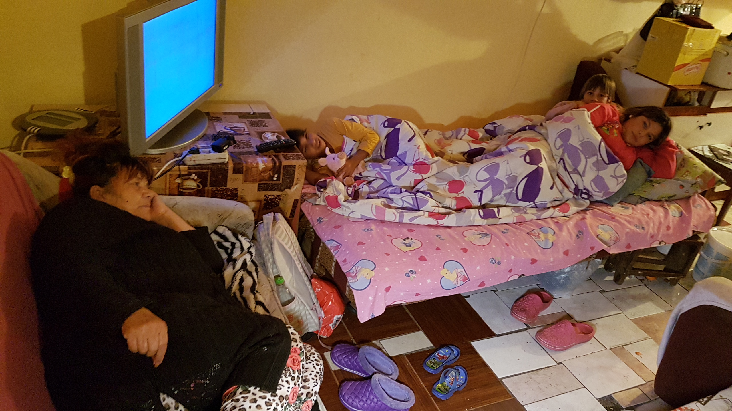 Părăsiți de mamă, cei patru copii trăiesc din pensia bunicii și își fac temele pe un scaun, stând pe două găleți GALERIE FOTO
