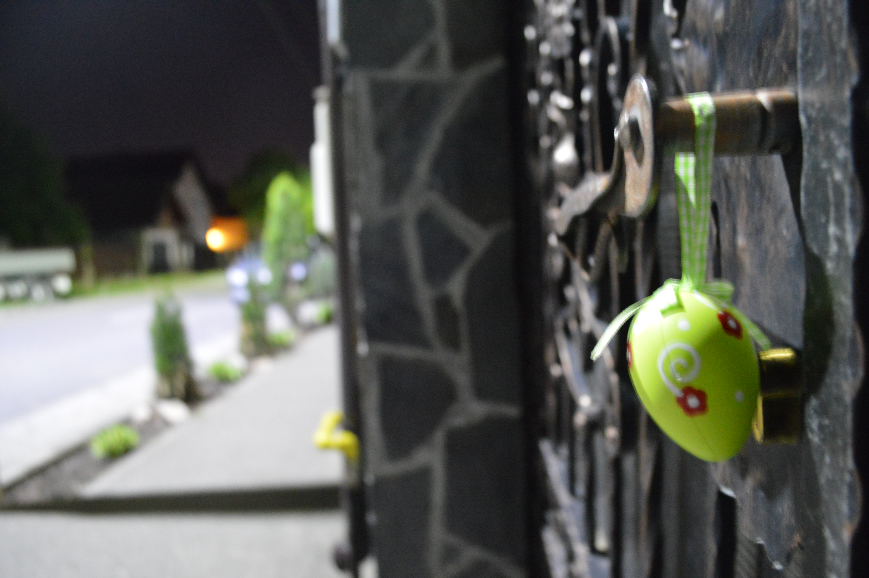 „Iepuraşul secret” a dăruit 1.001 ouă în tot satul | GALERIE FOTO