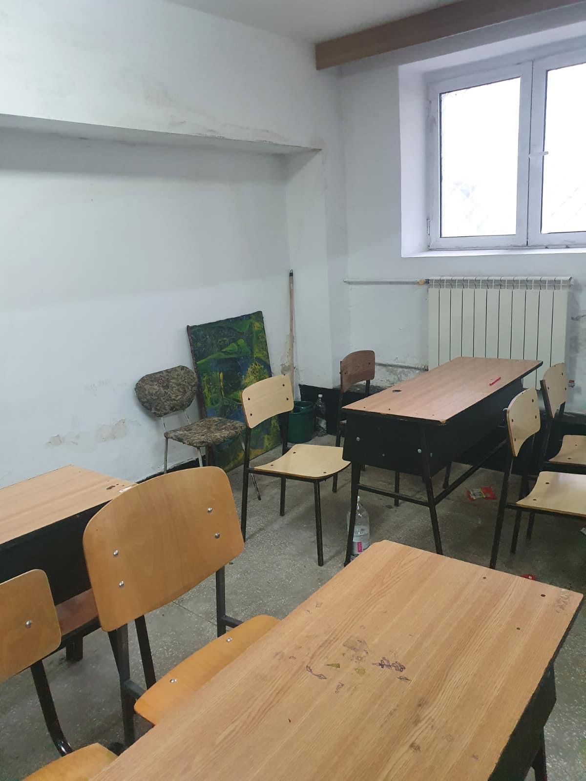 Problemele de la Academia de Poliție au fost reclamate de mai multe ori. În primăvară, un fost student arăta viermi în mâncare, mucegai și toalete ruginite: „Au verificat telefoanele să vadă cine a trimis imaginile”