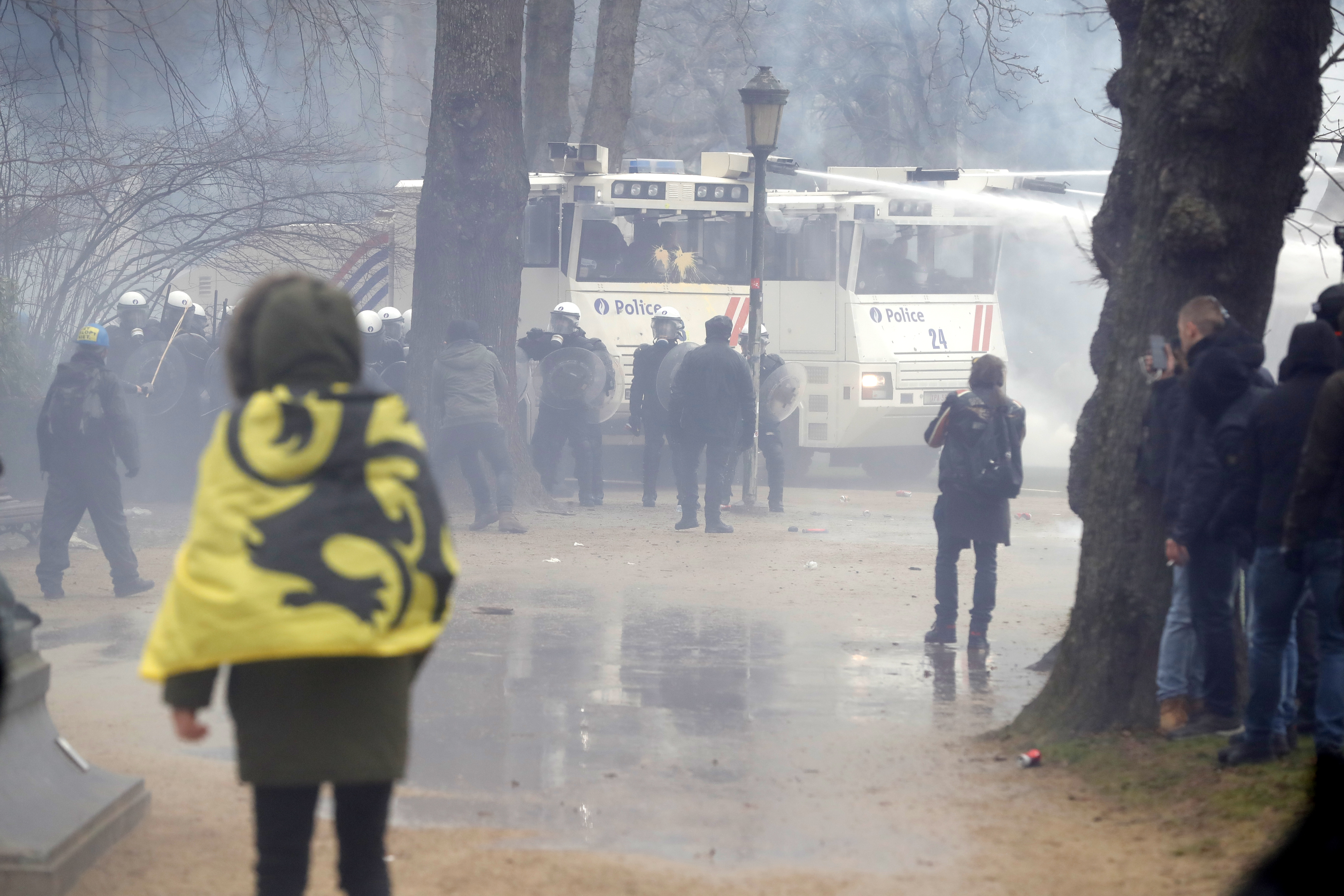 Proteste violente la Bruxelles, față de măsurile sanitare. Zeci de arestări în urma ciocnirilor dintre poliție și manifestanți