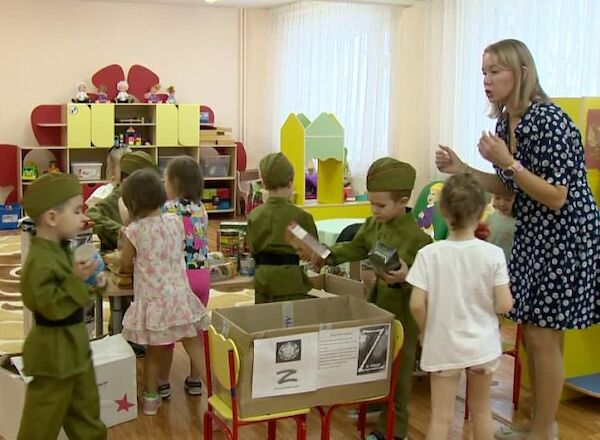 Îmbrăcați în haine militare, copiii dintr-o grădiniță din nordul Rusiei fac pachete pentru soldații ruși din Ucraina: „Este o misiune nobilă”