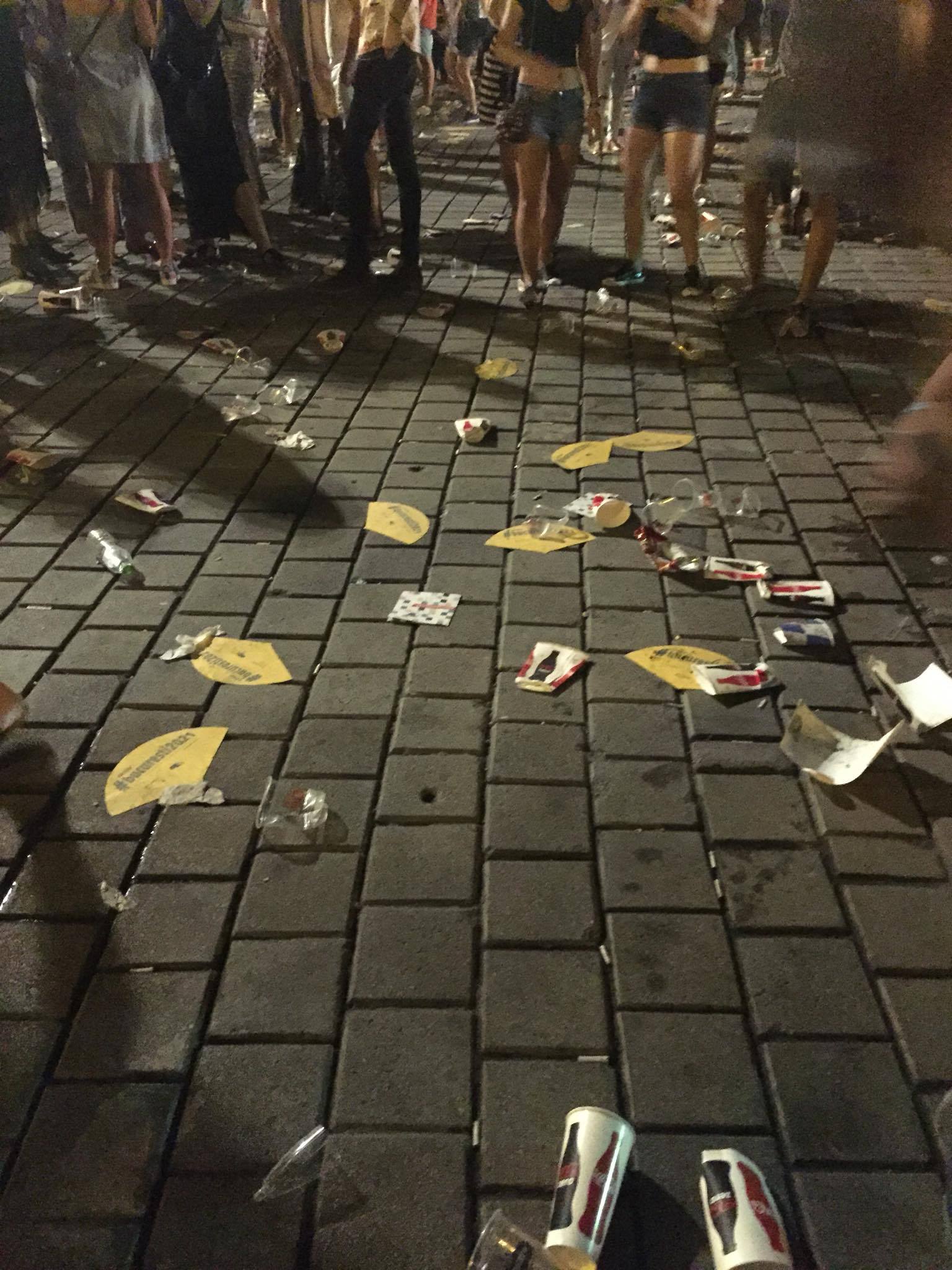 Piața Constituției, plină de gunoi după concertul Sia | FOTO