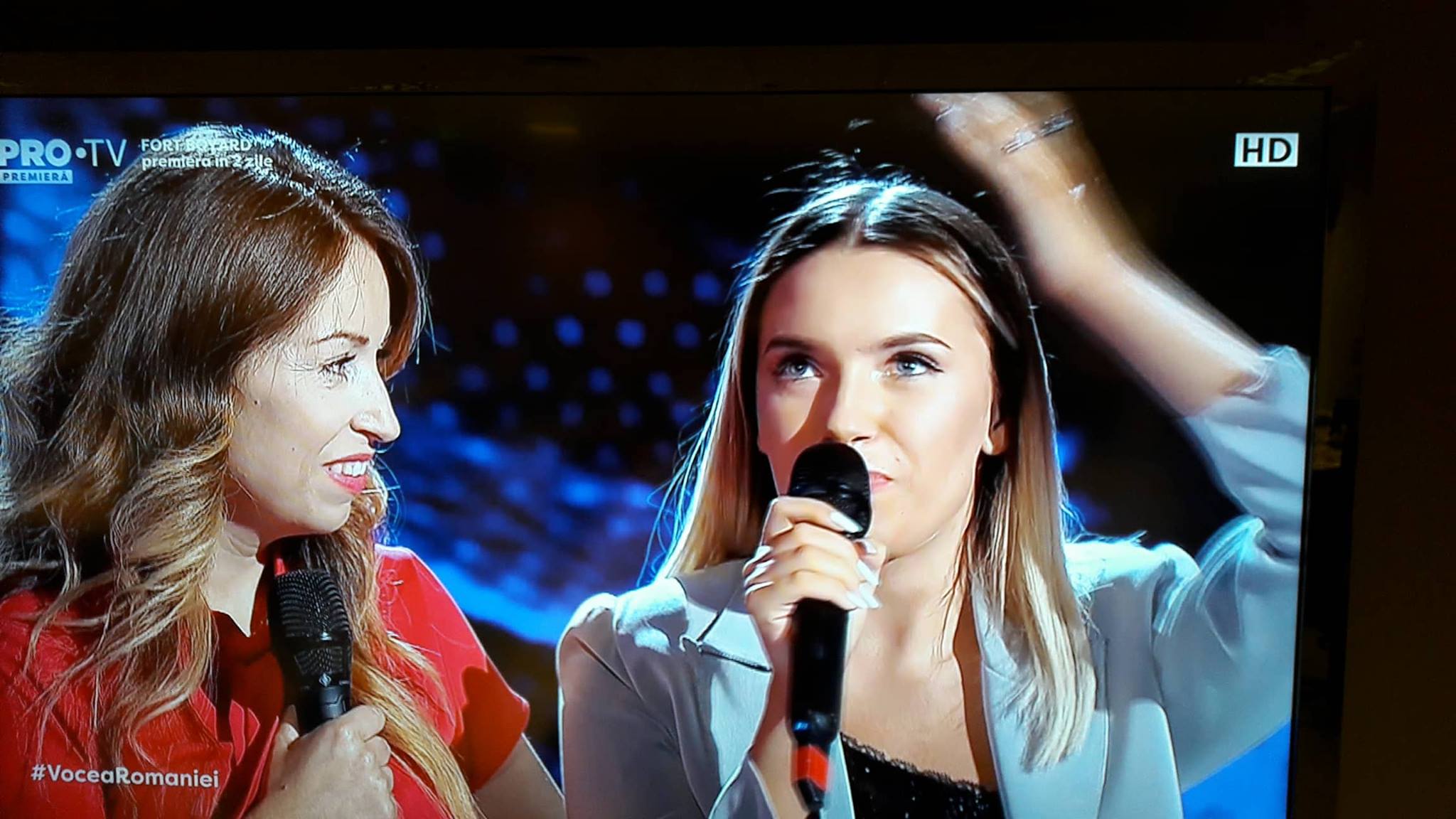 Moment emoționant la Vocea României. O concurentă și-a reîntâlnit sora plecată la muncă în Italia