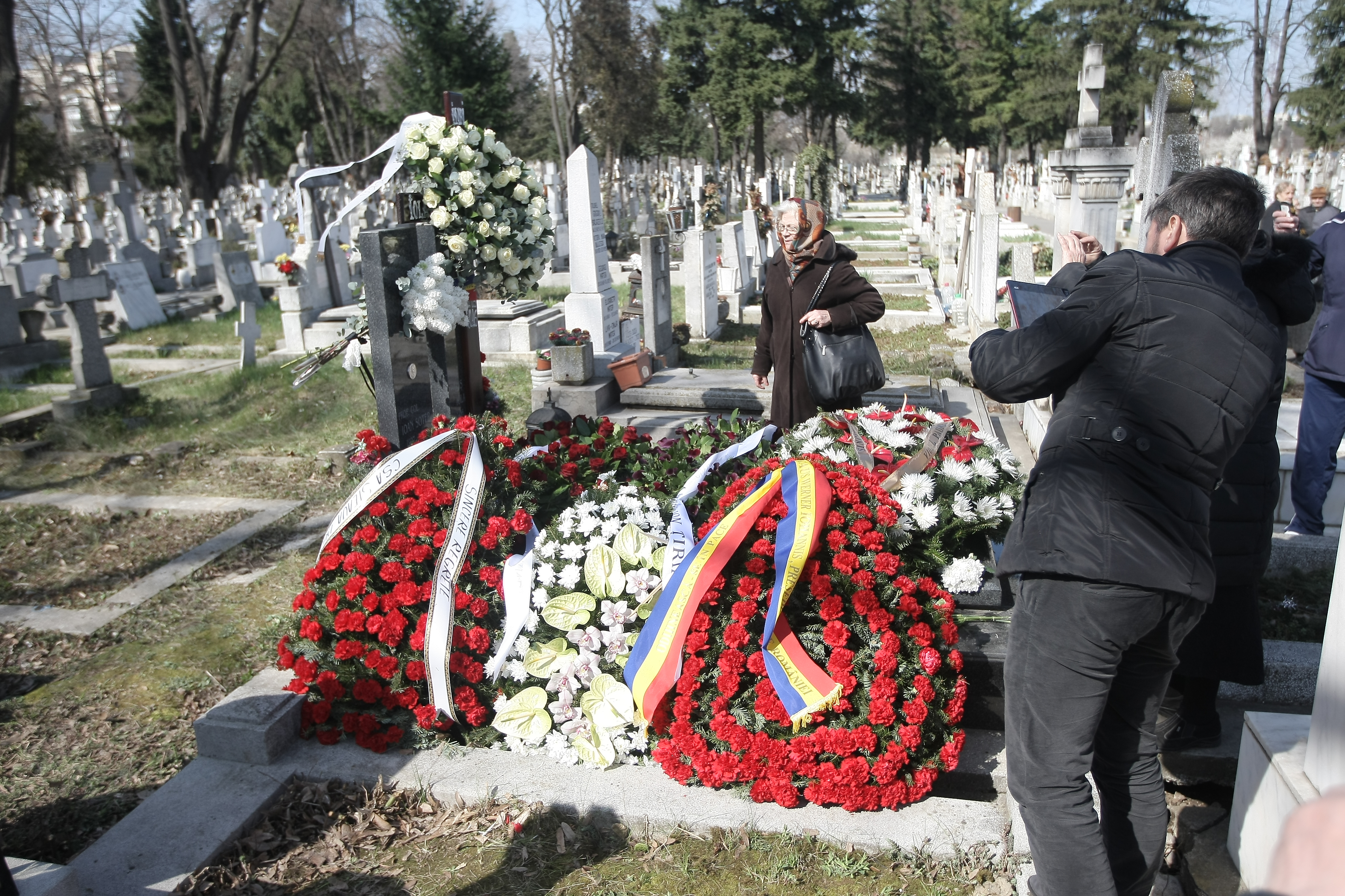Iolanda Balaș-Soter a fost condusă pe ultimul drum de elita sportului românesc. Pe fosta mare săritoare în înălțime au plâns-o Gabi Szabo, Monica Iagăr, Mariana Bitang, Elisabeta Lipă, Octavian Bellu, dar și un general de 93 de ani/ FOTO