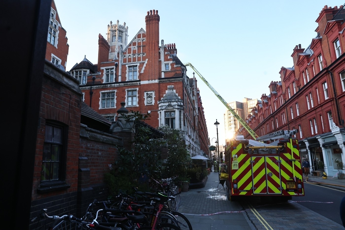 Un hotel de lux din Londra a ars de Ziua Îndrăgostiților. Acesta era frecventat de celebrități de la Hollywood I VIDEO 