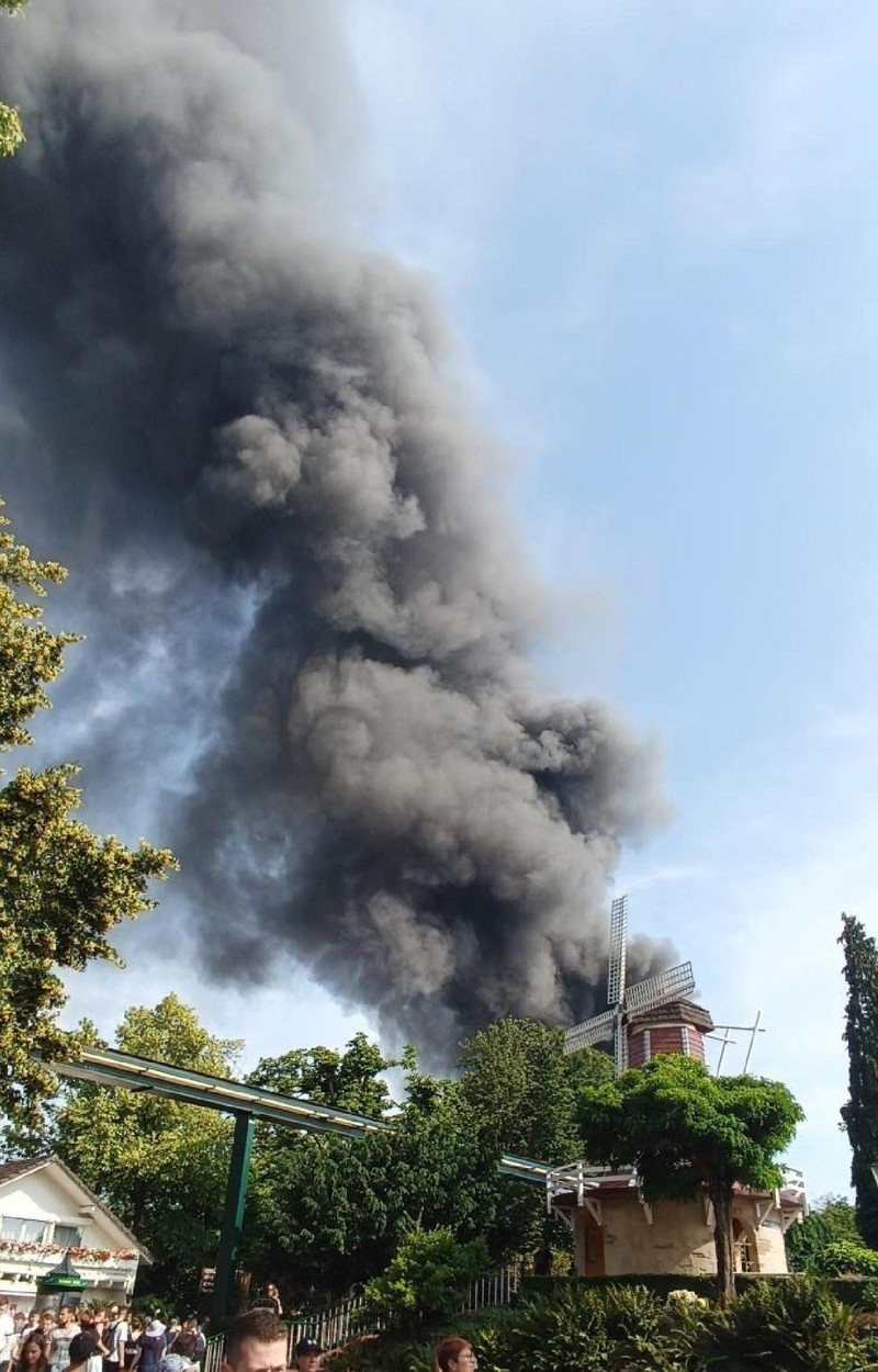Incendiu uriaș în cel mai mare parc de distracții din Germania, Europa-Park. 25.000 de oameni au fost evacuați