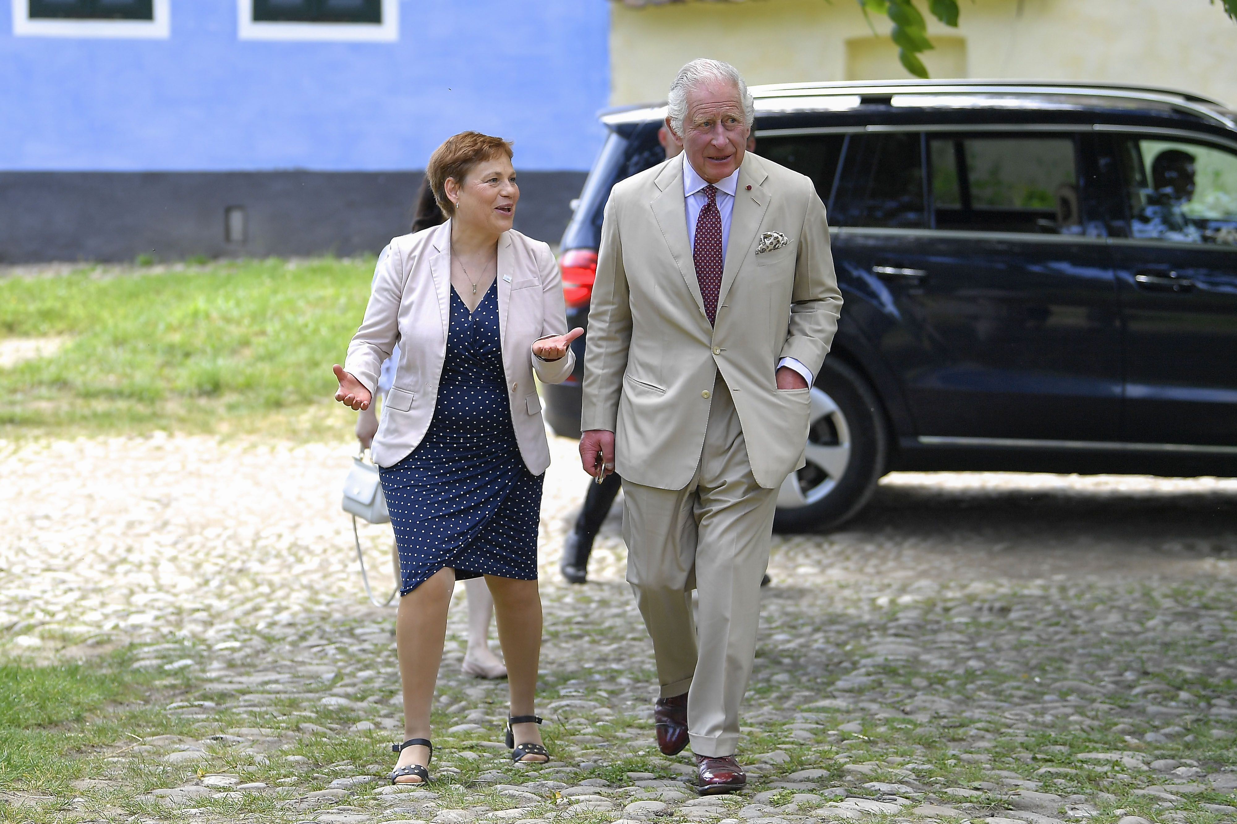 Regele Charles, întâmpinat de zeci de săteni la Viscri, în ultima zi a vizitei sale în România. Ce cadou a primit de la Dorin Cioabă. FOTO