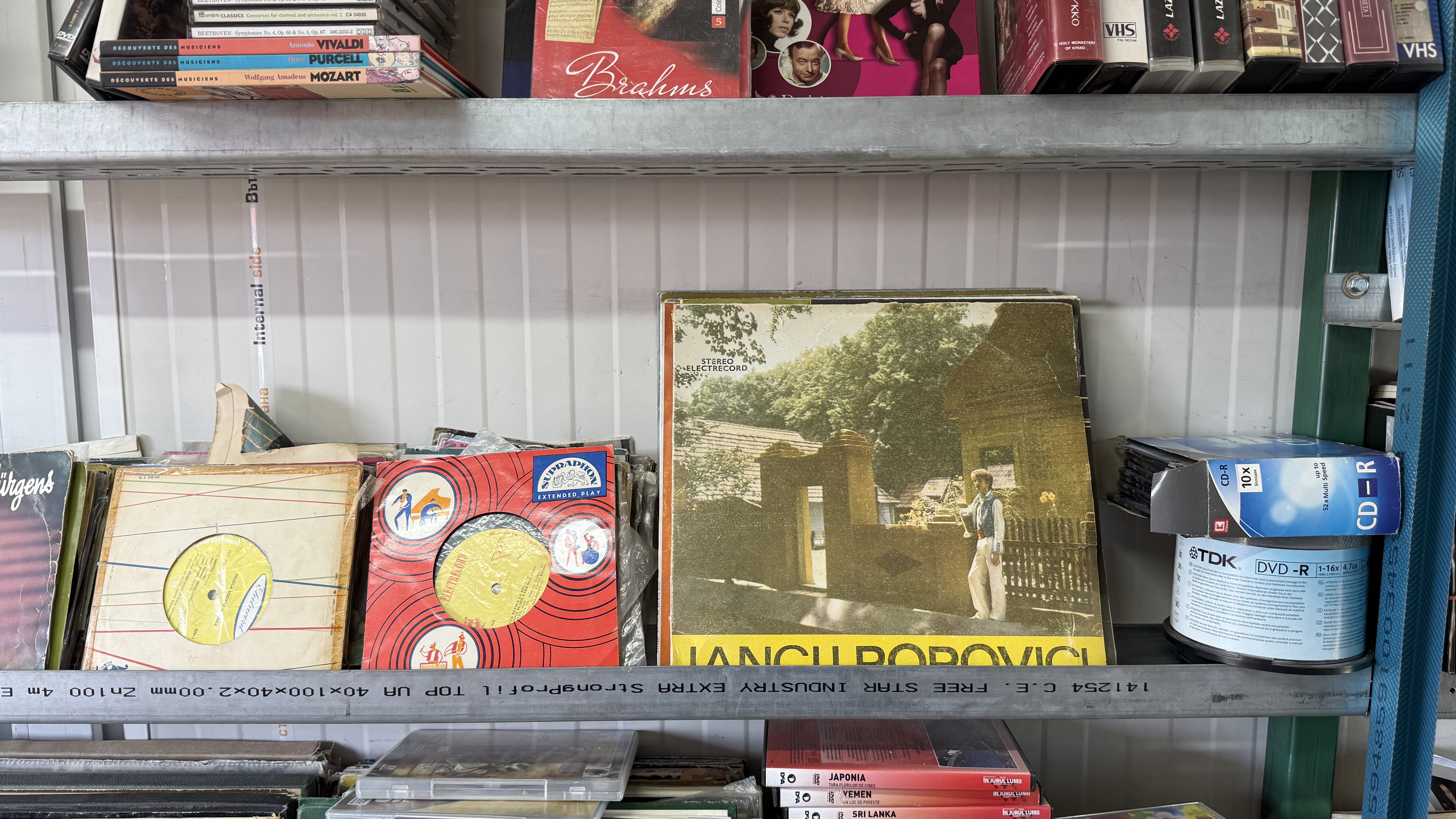 Cum ajung viniluri de zeci de ani să valoreze sute de lei în târgul de vechituri din București: „Uite, frate, ăsta e original Electrecord!”