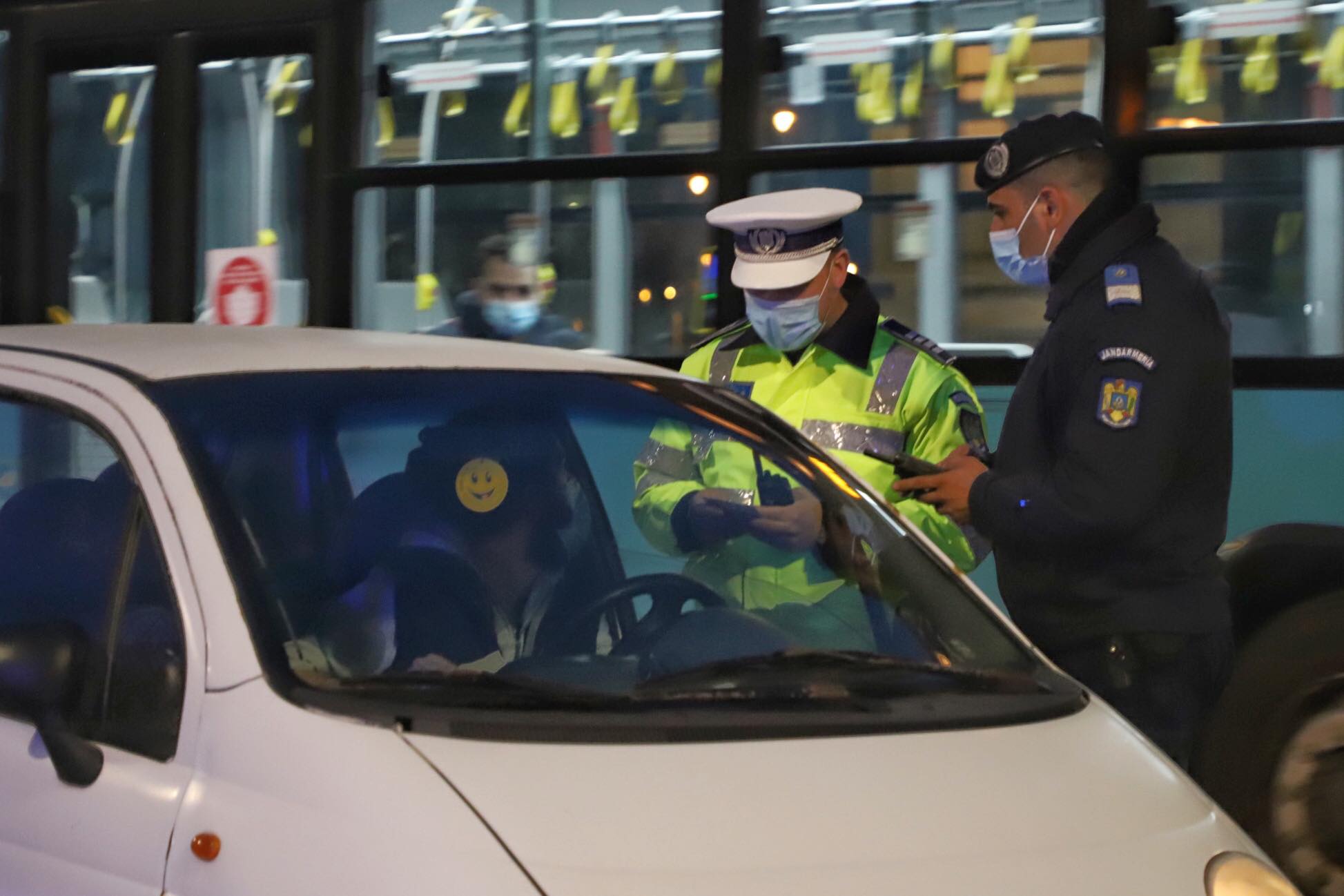 Zeci de filtre în București, în prima zi cu noile restricții. Circulația, restrânsă de la ora 20.00, în weekend