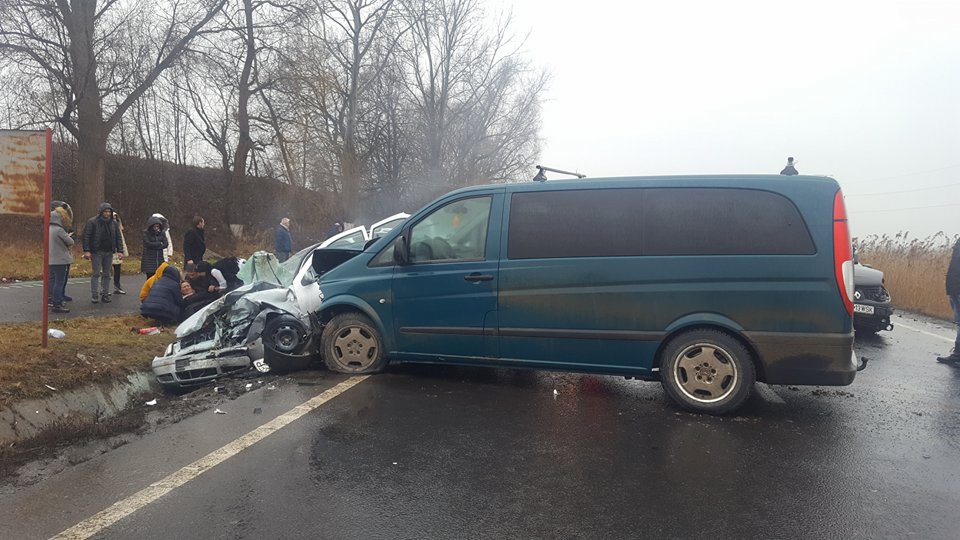 Peste 20 de oameni, implicați în accidente grave pe șosele. Patru copii au fost răniți