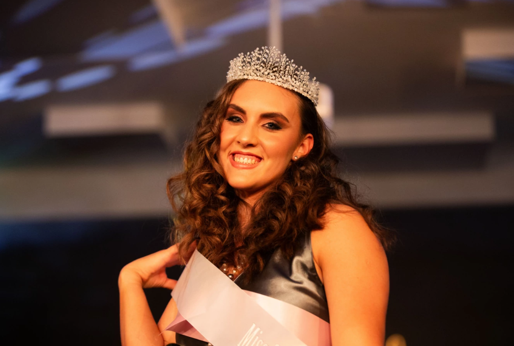 O tânără din Szeged a câștigat Miss Spinner International: „Nu suntem doar oameni țintuiți în scaune rulante, ci și femei frumoase”