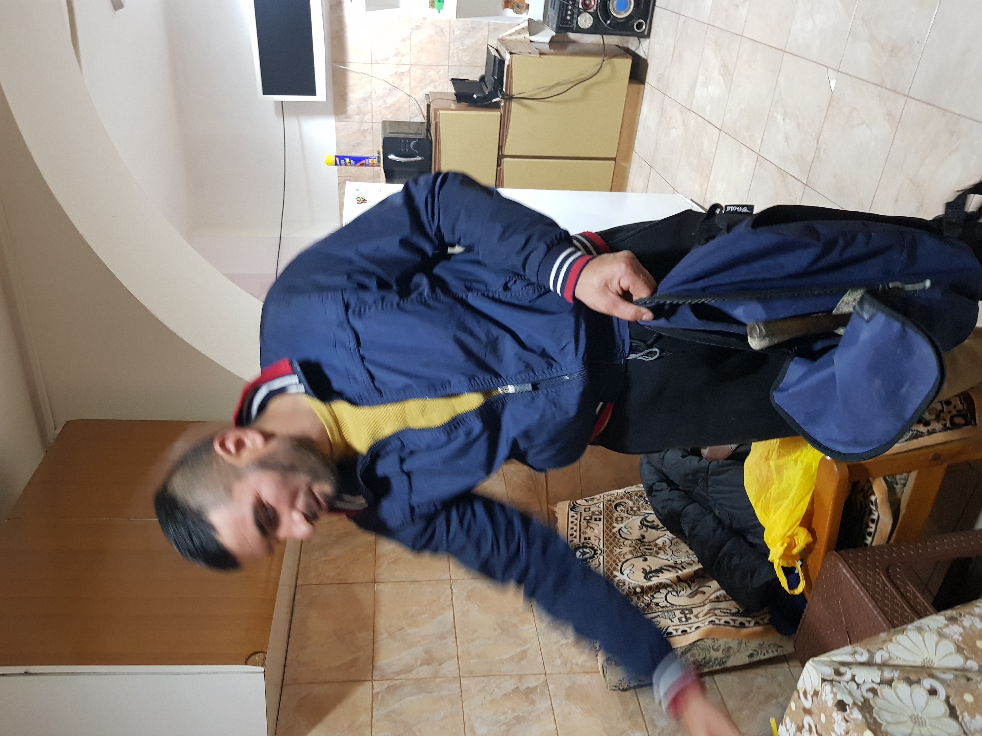 REPORTAJ. ZIUA CEA MAI LUNGĂ A LUI LAURENȚIU. Confundat cu unul dintre suspecții crimei de la Sibiu, încătușat și bătut, bărbatul din Dolj vrea acum să dea Poliția în judecată: „Mă împrumut de bani, dar nu-i las!”