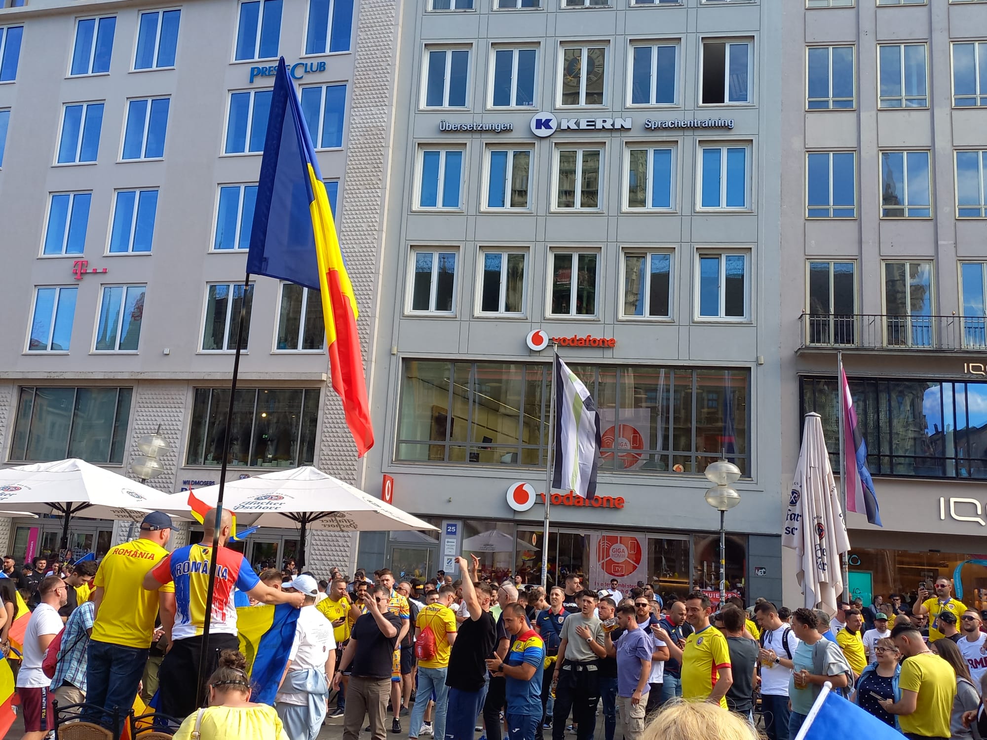 München, pământ românesc. Suporterii tricolorilor au luat cu asalt Marienplatz, „inima” capitalei bavareze, și, apoi, stadionul | FOTO și VIDEO