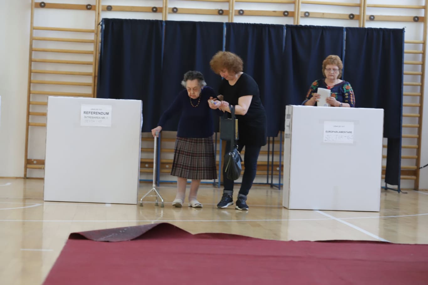 FOTO/ O bătrână de 97 de ani a mers să voteze în același timp cu Traian Băsescu