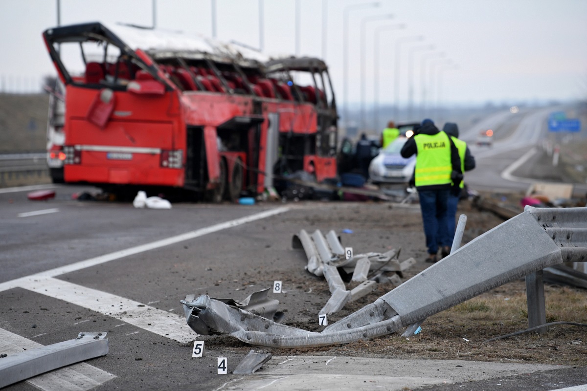 Șase morți, 41 de răniți, o victimă cu identitate necunoscută. Imagini de groază cu autocarul care s-a răsturnat într-un șanț, în Polonia