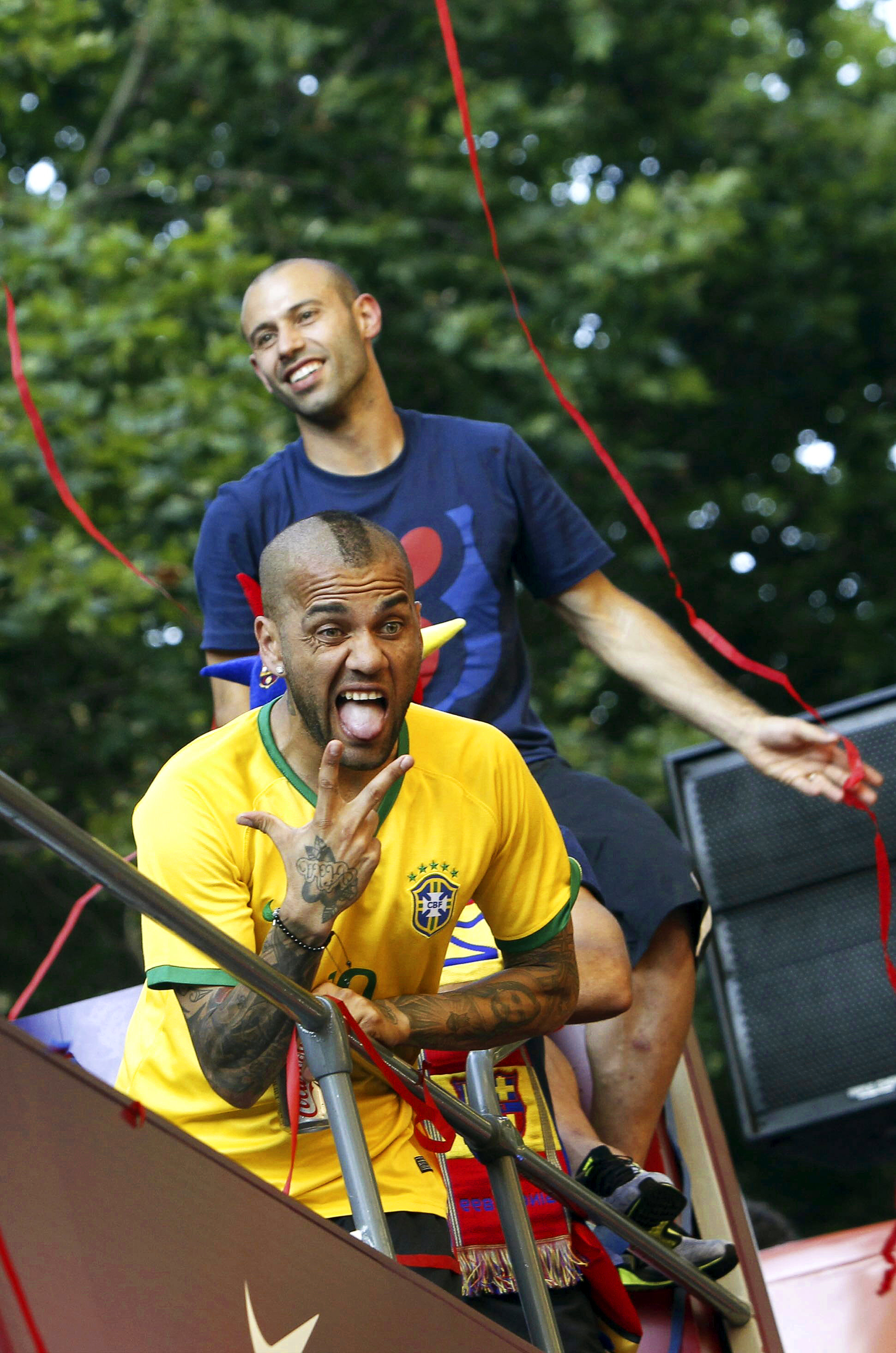 Dani Alves și-a prelungit contractul cu Barcelona până în 2017 / GALERIE FOTO