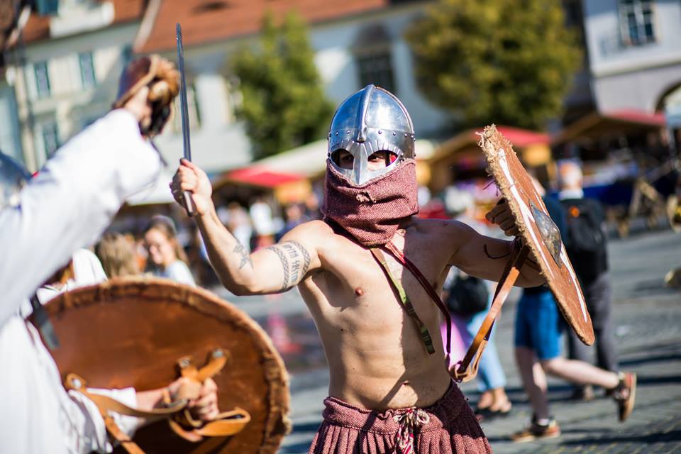 Atmosferă de poveste la Festivalul Medieval din Sibiu 2017. Cavaleri, domnițe și rock medieval în Piața Mare