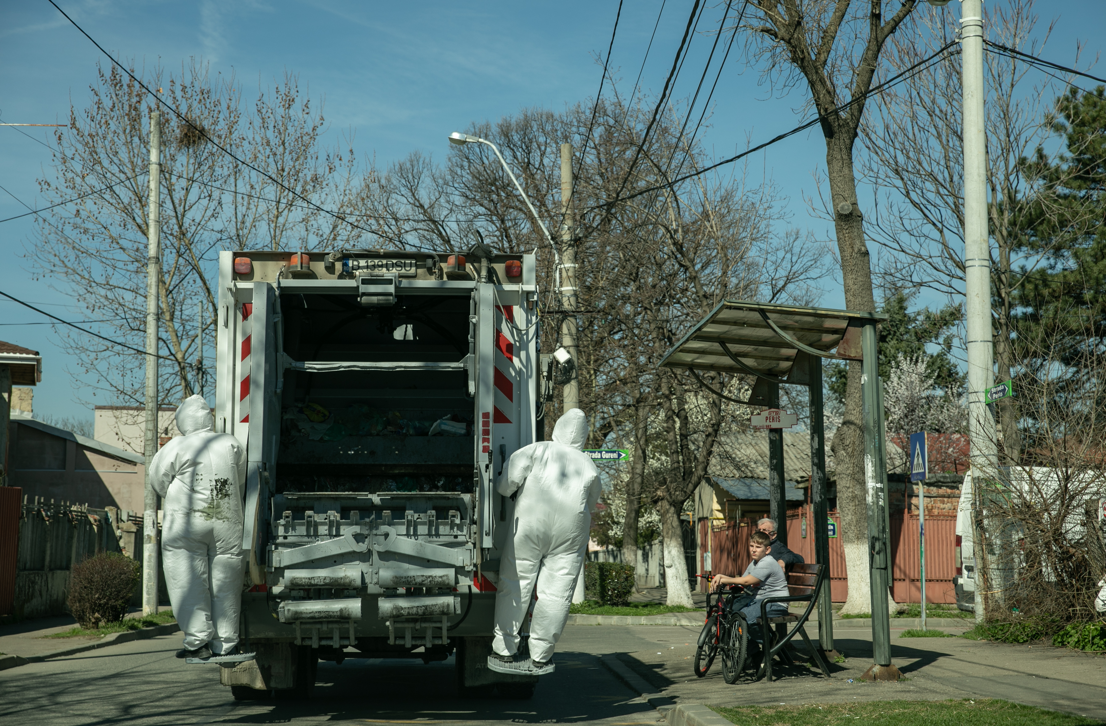 Eroii necunoscuți. 4.000 de ”gunoieri” înfruntă în București pandemia de coronavirus și stigmatizarea: ”Fără ei, în trei zile avem și holeră”