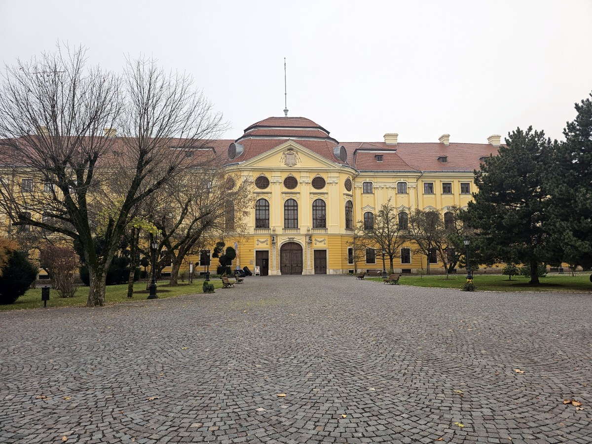 Descoperă Băile Felix și Oradea: două bijuterii ale turismului din vestul României, aproape una de alta. Se îmbină relaxarea termală cu eleganța urbană