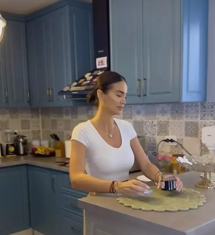 Imagini din casa în care locuiește Geanina Ilieș. Prezentatoarea TV are o vilă ca-n filme