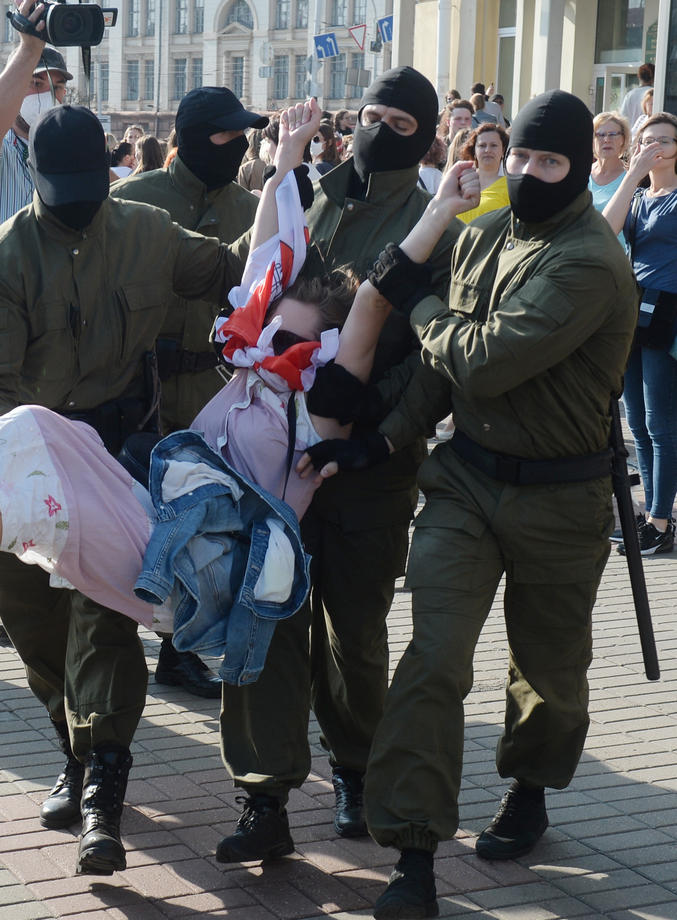 FOTO | Intervenție în forță a poliției din Belarus la o manifestație pașnică a femeilor care protestau față de președintele Lukașenko