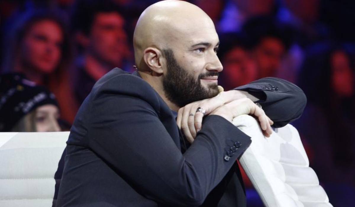 Recunoști băiețelul din imagine? Astăzi este unul dintre cei mai cunoscuți actori din România: „Am crezut că te-ai născut chel”