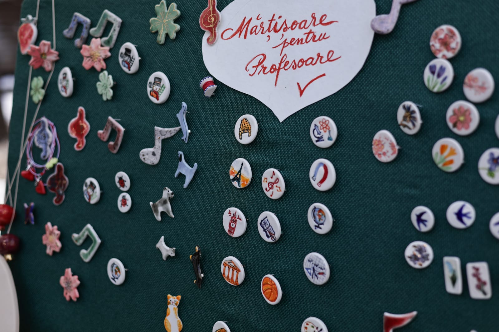 De la mărțișoare handmade la adevărate bijuterii din aur și argint: ce prețuri găsești la Târgul Mărțișorului 2026