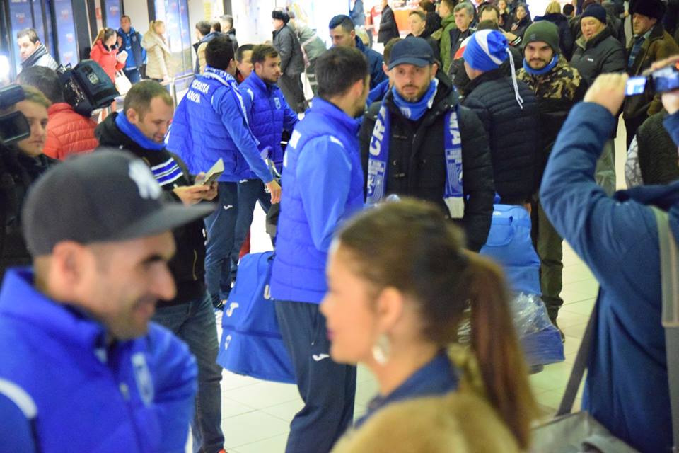 Fotbaliștii Craiovei au fost așteptați de fani cu torțe la revenirea din Malta / GALERIE FOTO&VIDEO