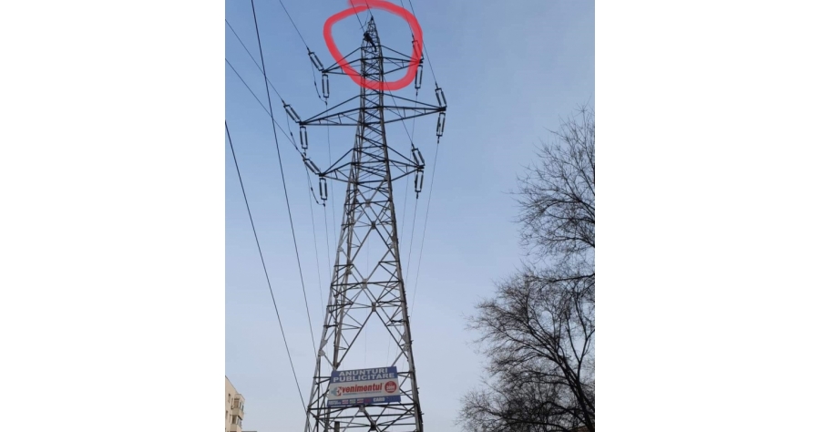 Un bărbat care amenința că se sinucide a lăsat jumătate din Iași fără curent și a paralizat circulația din oraș
