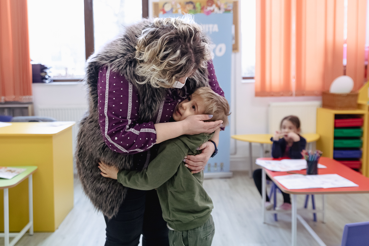 REPORTAJ. O tânără din București învață mii de copii și profesori ce trebuie să facă în caz de cutremur și cum să ofere primul ajutor. „Incendiul din Colectiv mi-a schimbat viața”