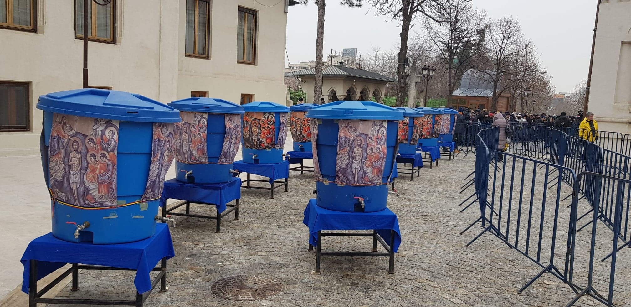 Slujba de Bobotează de la Patriarhie, oficiată de Patriarhul Daniel. Sute de oameni au stat la coadă pentru agheasmă / GALERIE FOTO